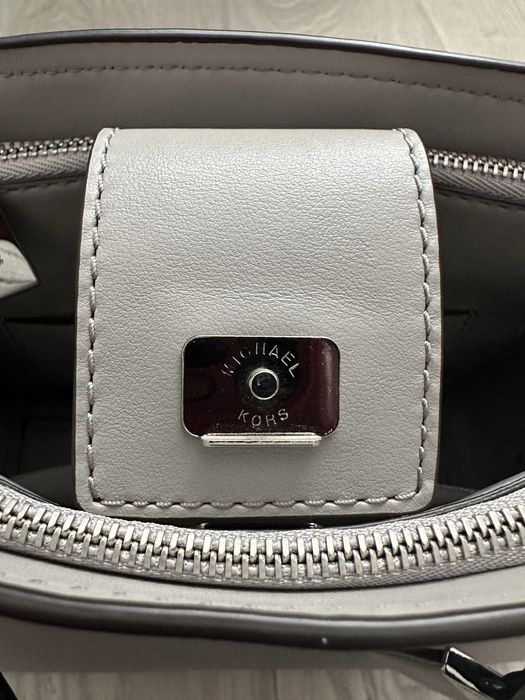 Продам жіночу шкіряну сумку Michael    Kors