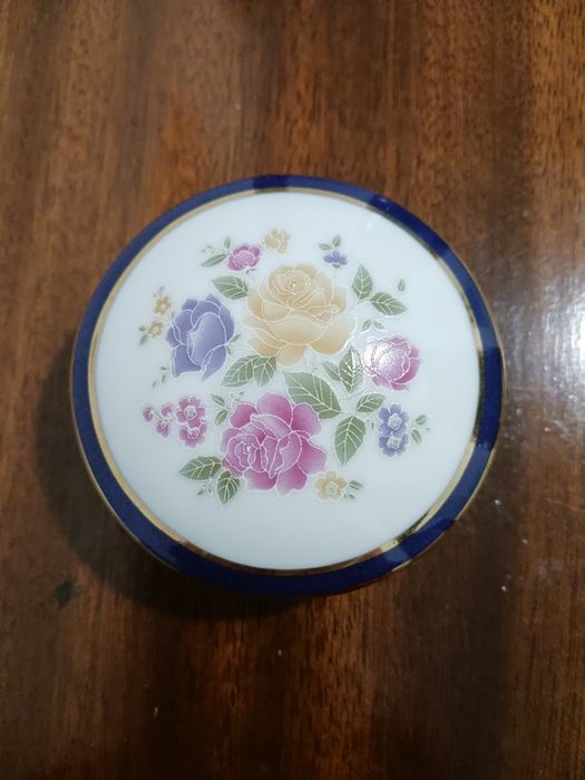 Caixinha rendonda em porcelana