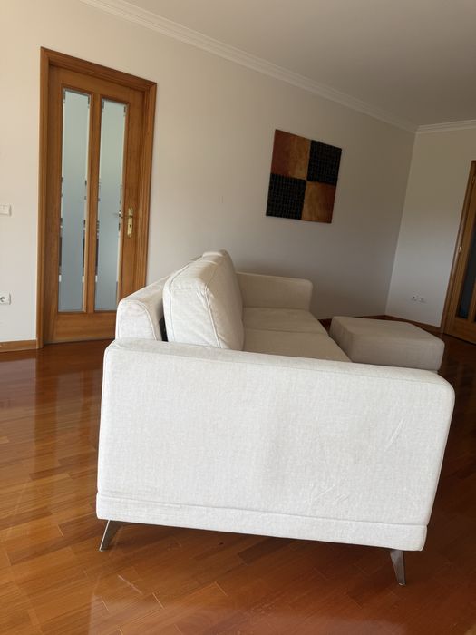 Sofá de 3 Lugares Moderno (Bege/Cru) + Puff Repousa-Pés | Como Novo