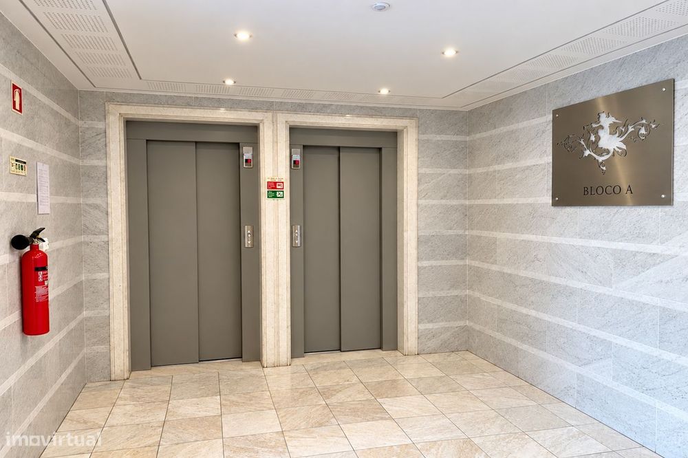 T3 com vista sobre o Jamor, box de 58 m² e condomínio com piscina