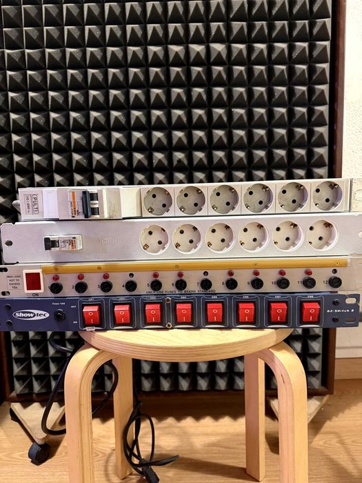 Lote de Distribuição de Energia de Rack 19" (PDUs Schuko, IEC e Showtec DJ-Switch 8)