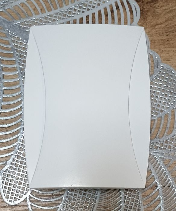 Uzywany, biały dzwonek do drzwi mieszkania. Prosty i elegancki design