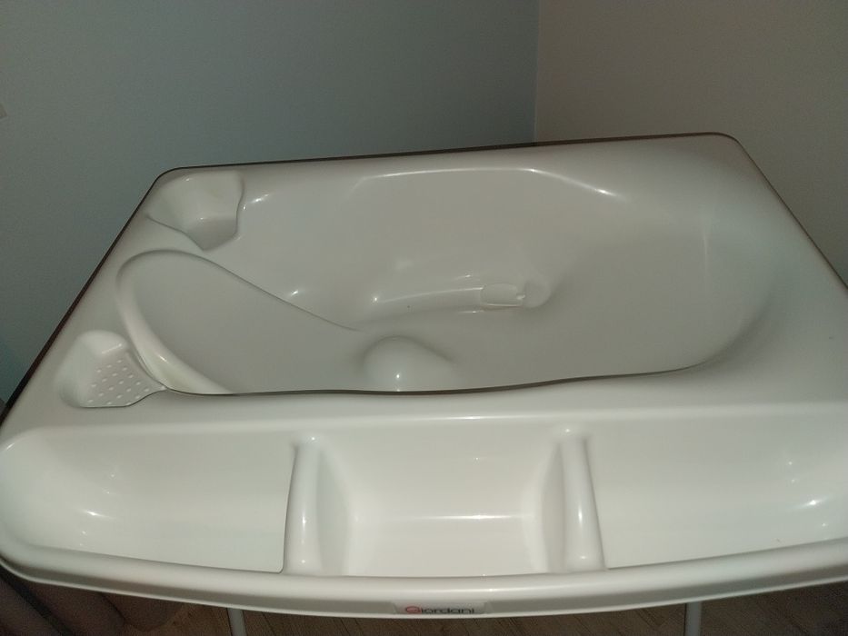 Banheira de bebé com muda fraldas