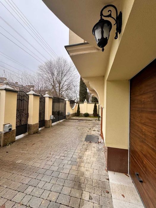 Продається просторий  будинок в Центрі