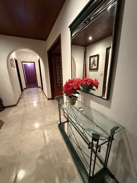 Quarto mobiliado 02 camas, tv, p arrendar a 600 m da estação de Massamá