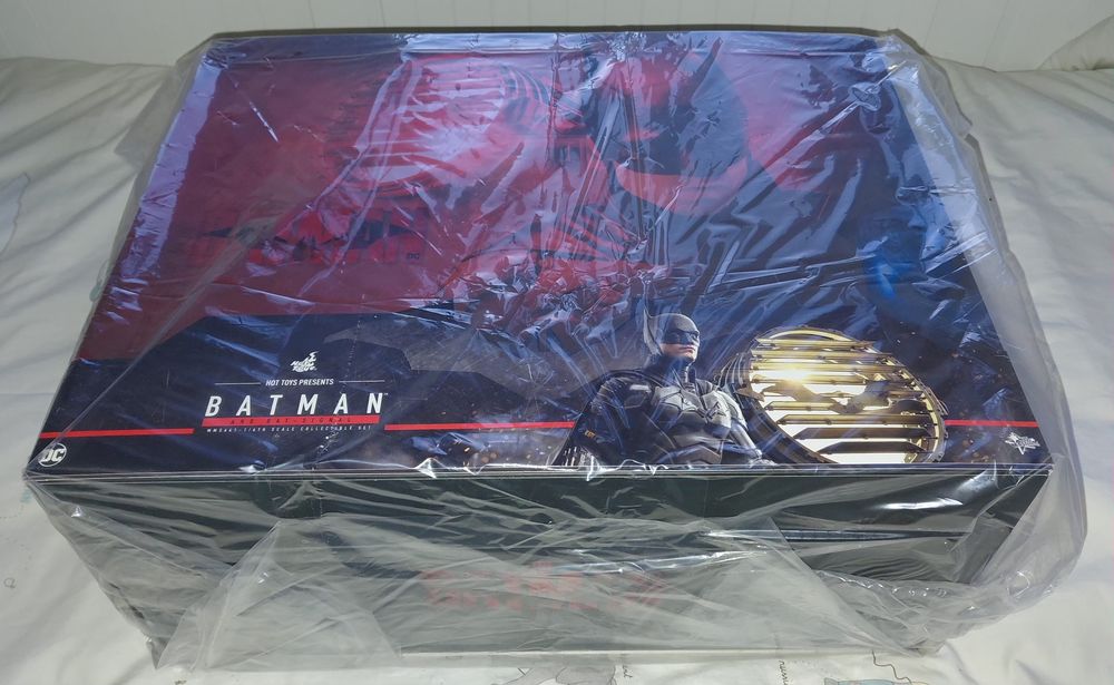 Hot Toys 1/6 Scale Movie Masterpiece The Batman with Bat-Signal (MMS641) MISB