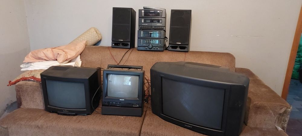 3 televisores, aparelhagem Samsung e rádio-despertador