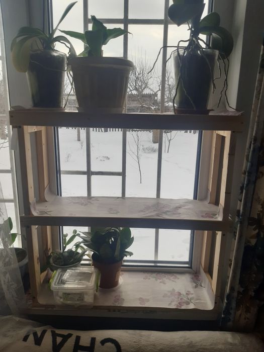 Стелаж на підвіконня