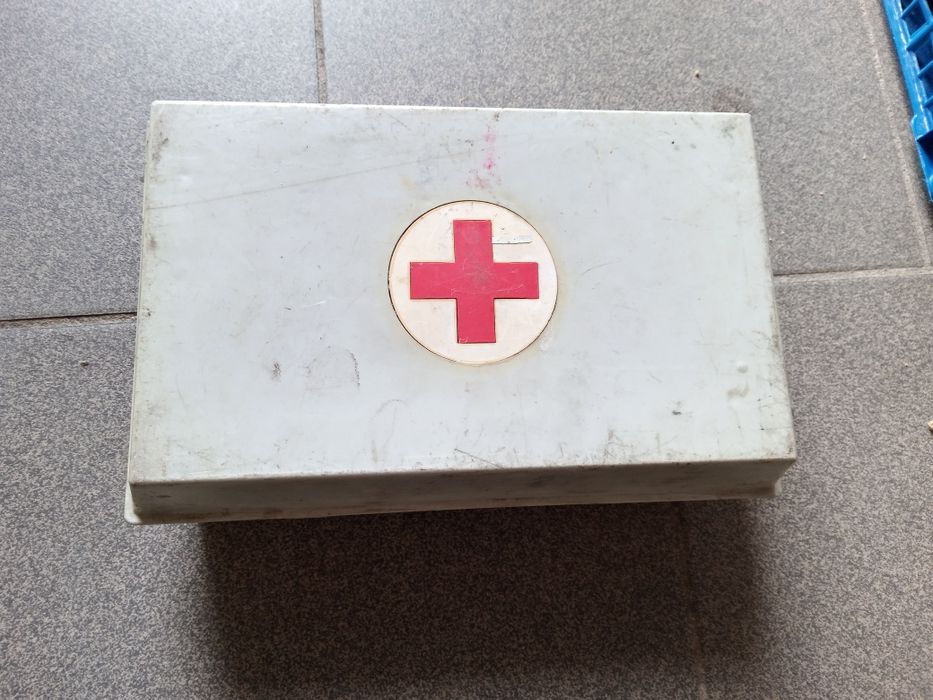 Stara apteczka samochodowa PRL