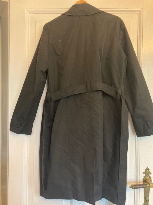 Czarny trencz damski