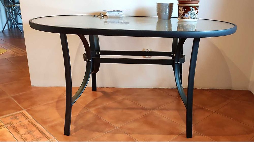 Stół owalny  ze szklanym blatem.
