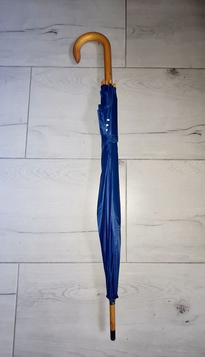 Parasolka z drewnianą rączką