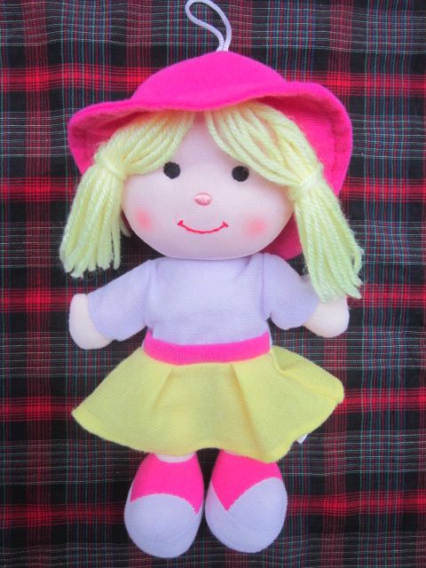 almofada coração I love you e almofada menina com boneca musical bebe