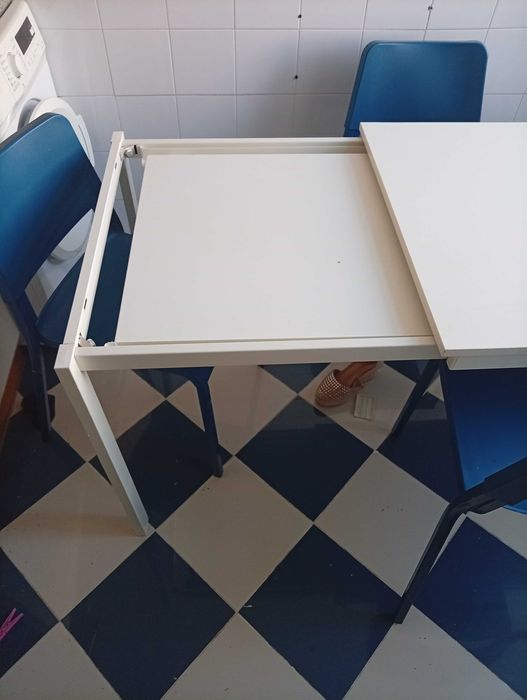 Mesa e cadeiras à venda