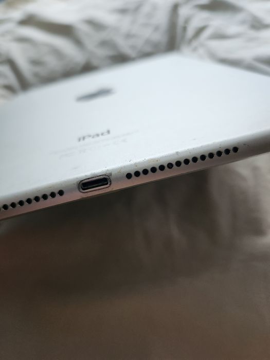 Apple iPad Air 2 64GB Wi-Fi Silver + etui | Działa | iOS 15.8.4 | Czytaj opis