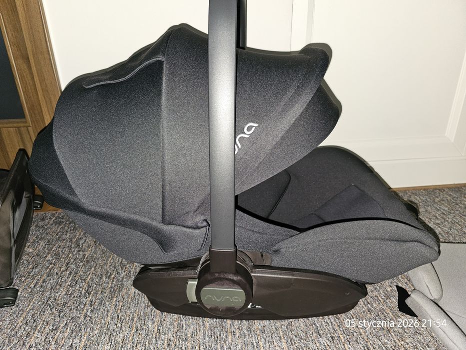 Fotelik samochodowy / nosidełko Nuna Arra Next (40-85 cm) z bazą