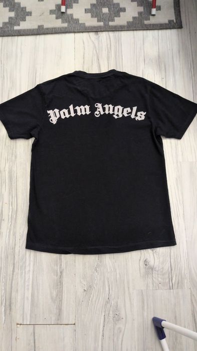 Czarny T-shirt z gotyckim nadrukiem logo Styl Streetwear
