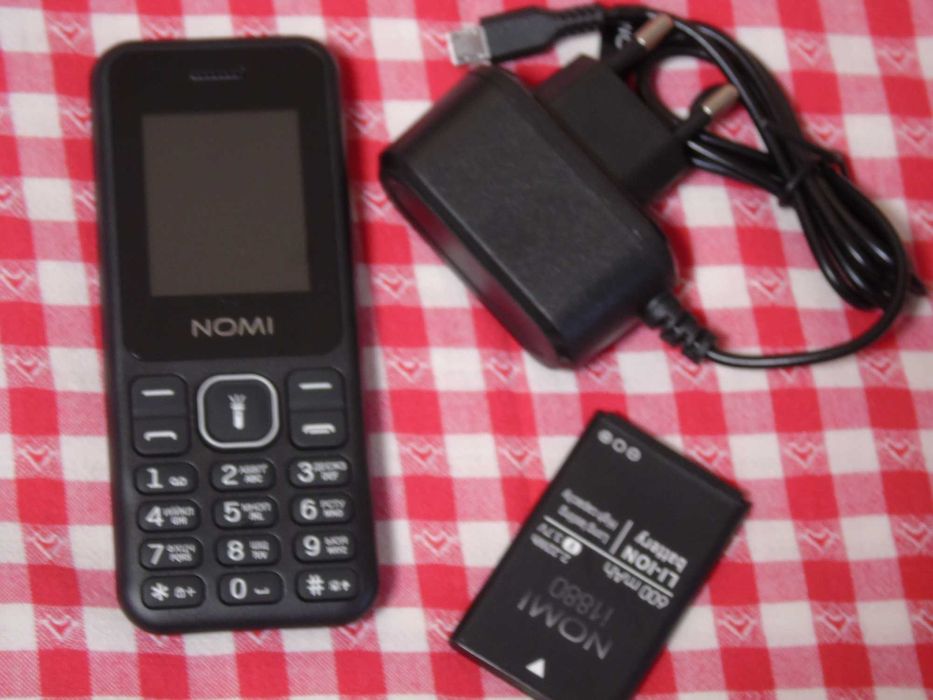 Кнопочний мобільний телефон Nomi i1880 Black чорного кольору