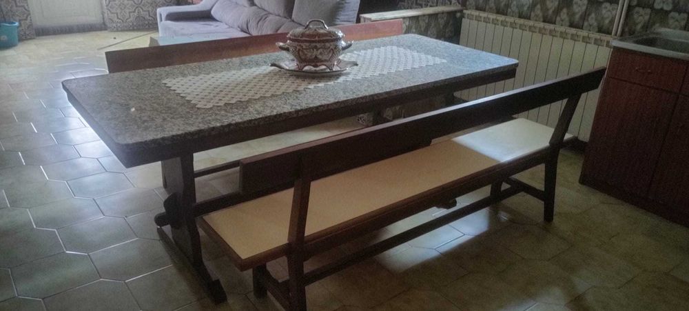 Mesa vintage com pedra mármore e dois bancos corridos