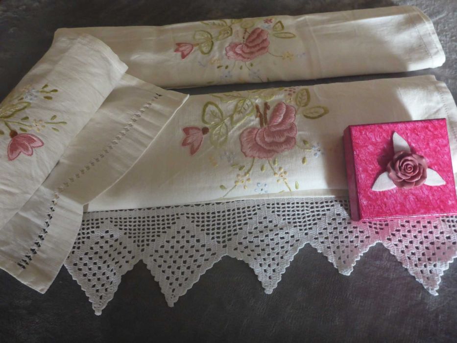 Linho Puro - 3 requintadas toalhas casa banho, bordado floral manual