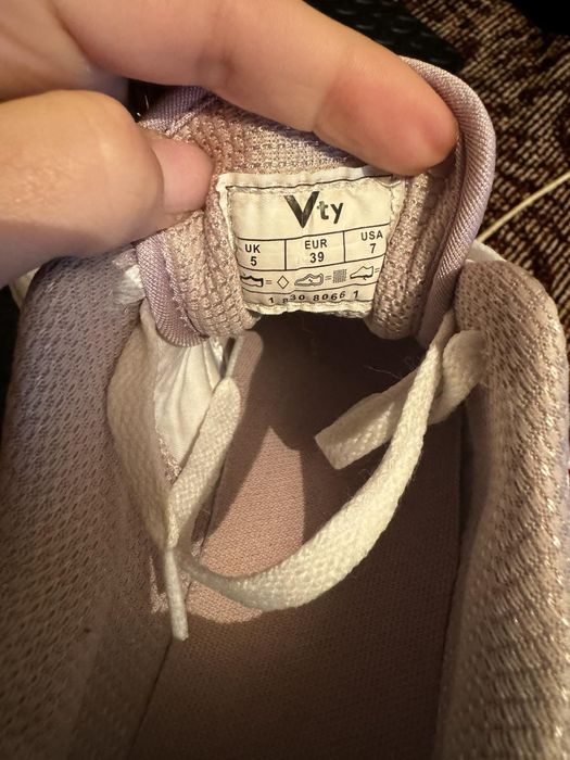 Женские кроссовки