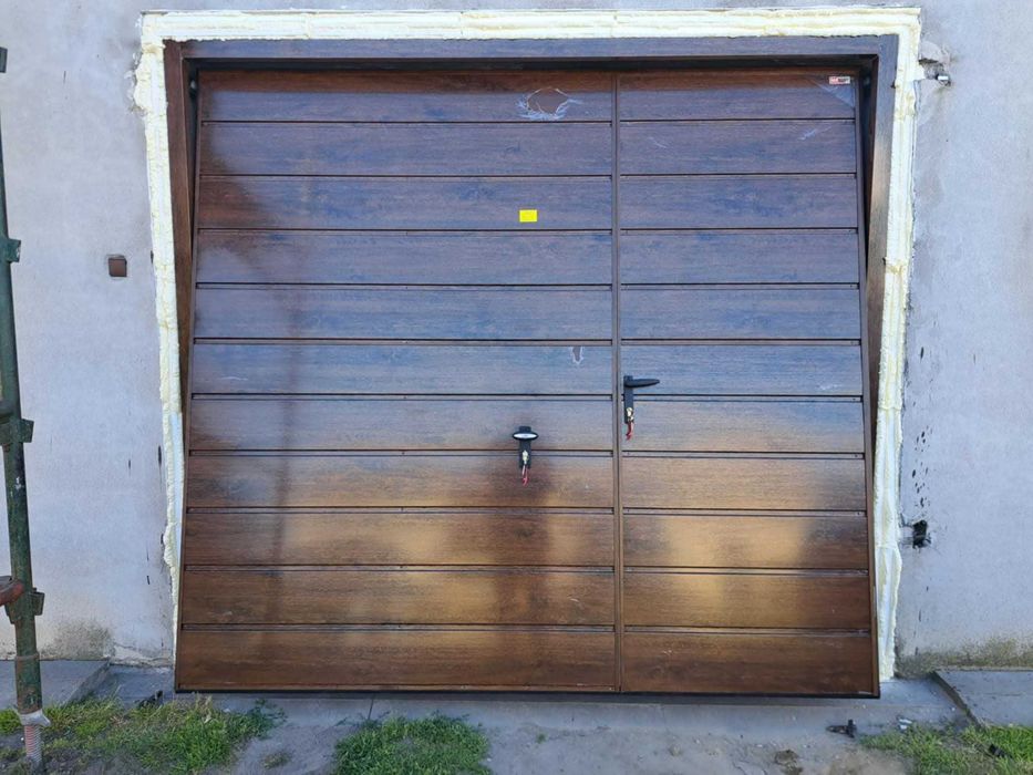 Brama segmentowa brama uchylna brama dwuskrzydłowa