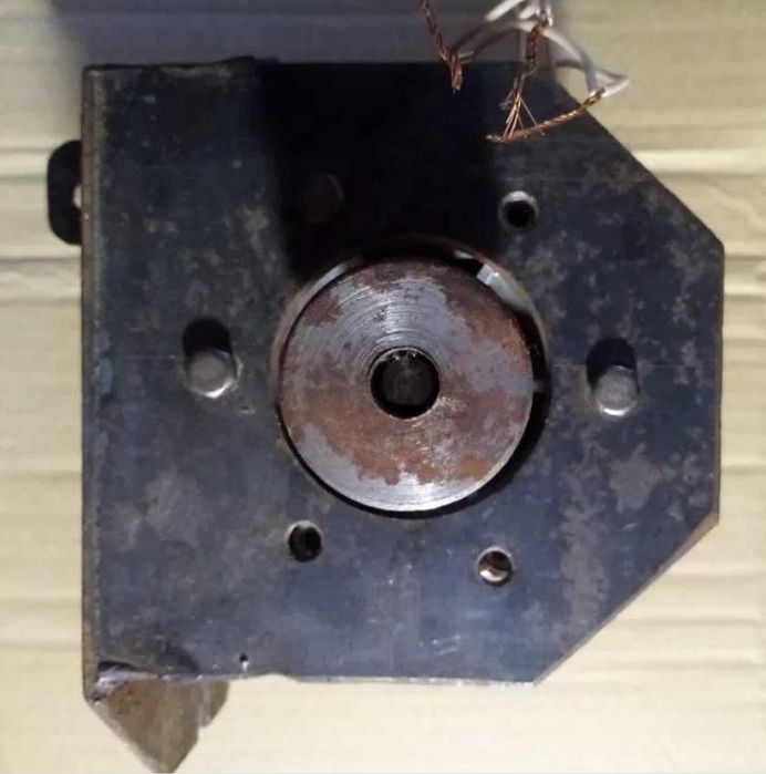 Электродвигатель лифтовой 127В (привод дверей) + станина и шкив