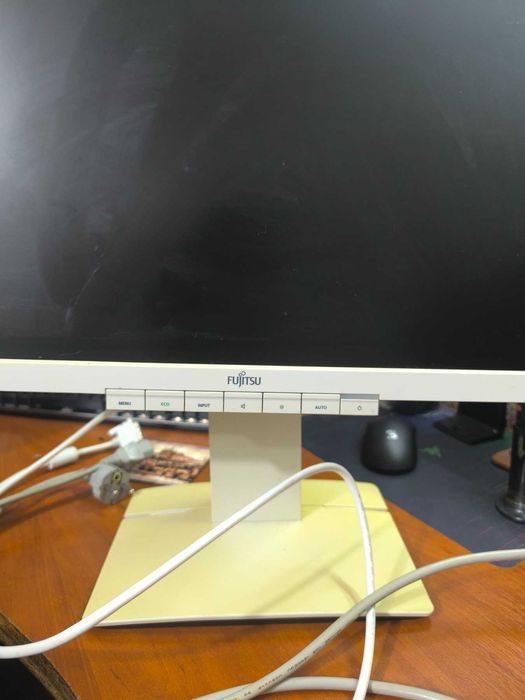 Монітор 22" Fujitsu B22W-6 з колонками та поворотним екраном