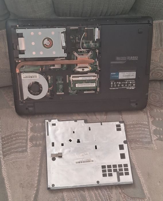 Ноутбук ASUS X-52J, 2011 року, Продам по запчастинах або цілком під відновлення. Ціна вказана за весь цілком..