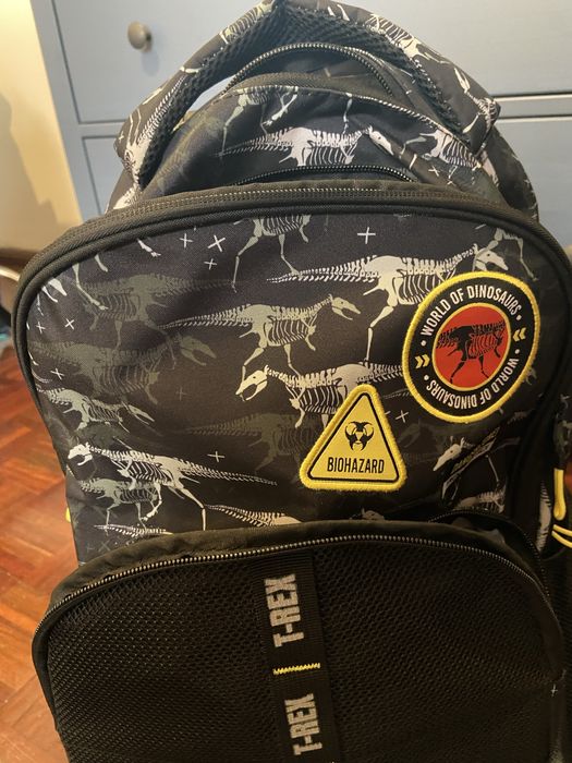 Mochila T-Rex com rodinhas