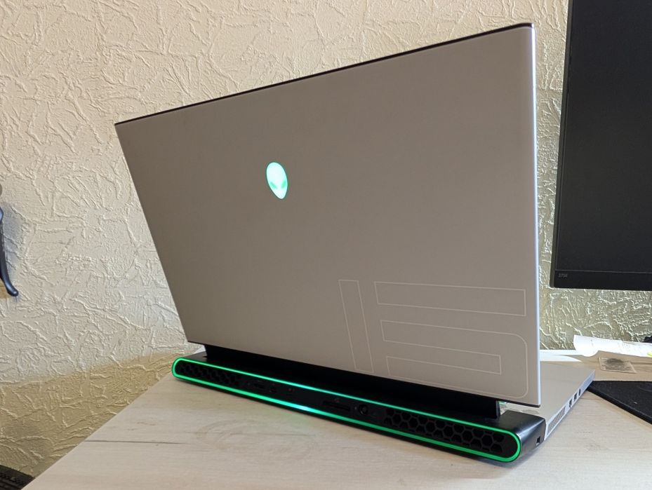 Dell Alienware m15 r3 i7 10875h 32gb ozu, ssd 512 Nvidia 2080 super