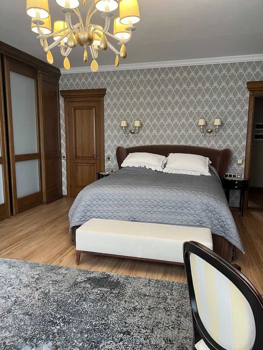 Якісний будинок 560м2 з шикарною ділянкою у м. Святопетрівське!