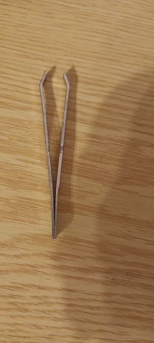 Пинцет .            .