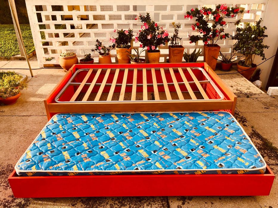 Cama de casal com cama extra em gaveta inferior