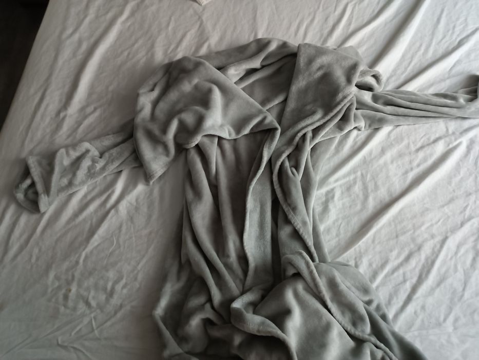 Duży Szary Koc z rękawami, bardzo miły i miękki, od pach około 160 cm