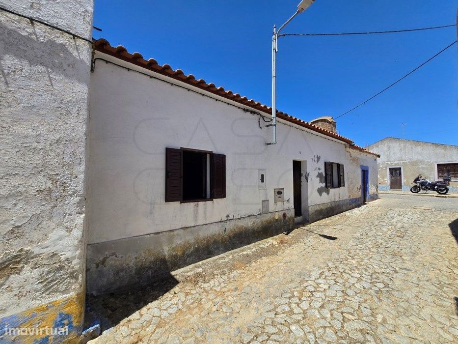 Traditional 2-Bedroom House with Courtyard in the Center of Montoito | Ideal for Investment...