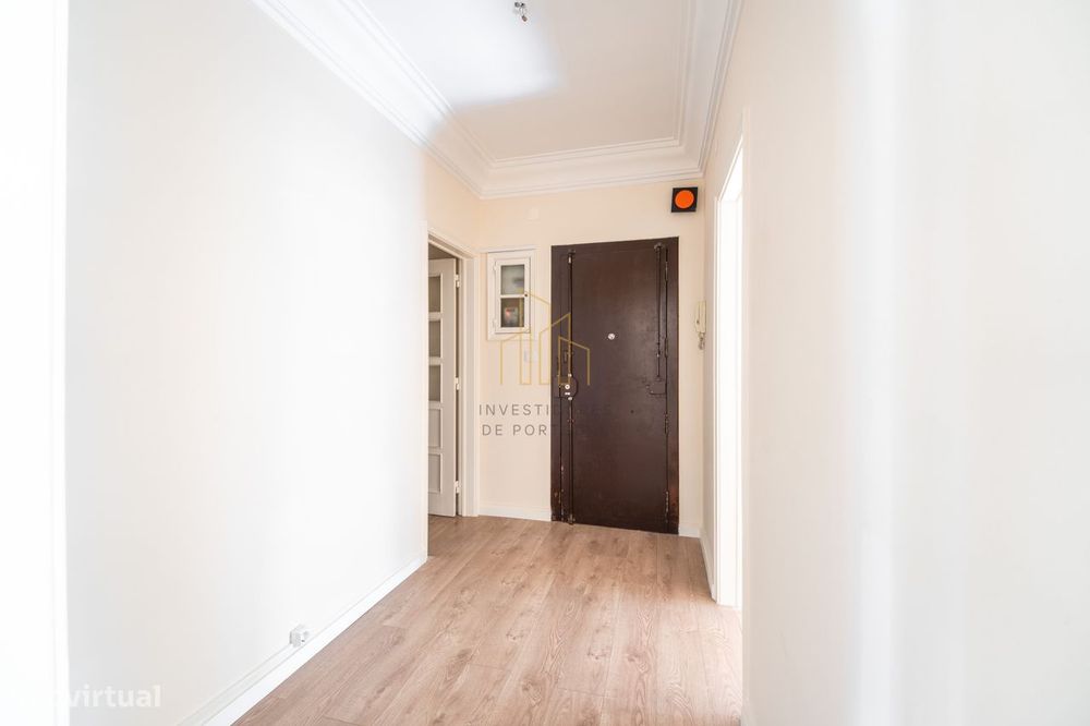 Apartamento T4 Remodelado em Campolide
