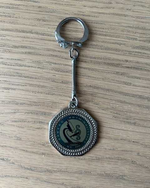 Brelok breloczek Zakład Kryminalistyki KGMO/Totalizator Sportowy PRL