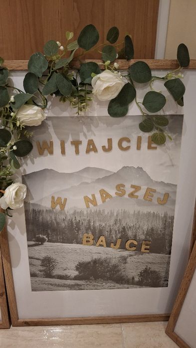 Tablica powitalna witajcie w naszej bajce plan stołów