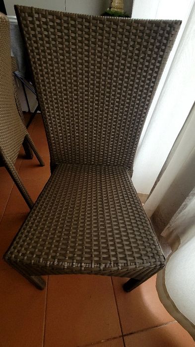 Mesa com 4 cadeiras.