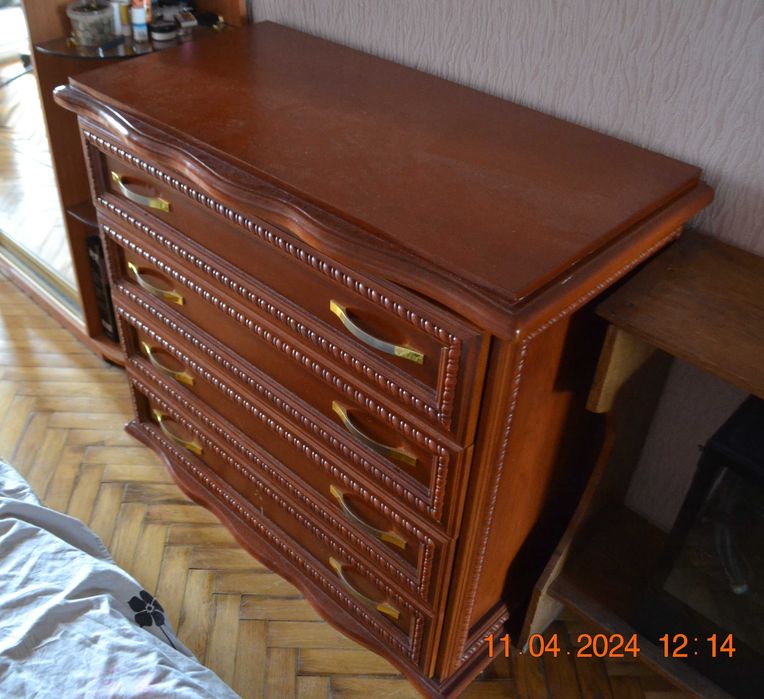 Комод на 4 выдвижных ящика. Высота 90 см. Верхняя крышка: 104х53 см.