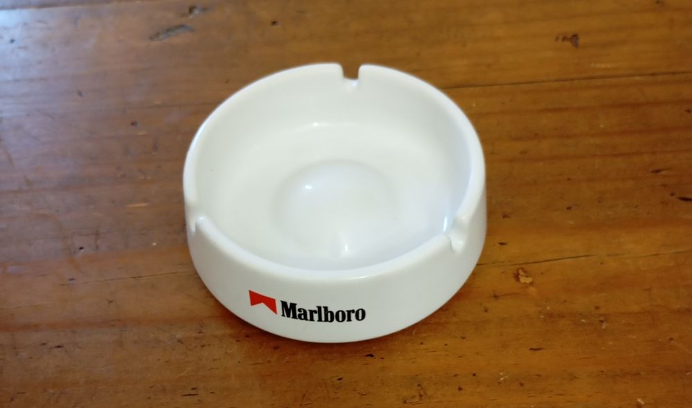 Vários cinzeiros novos