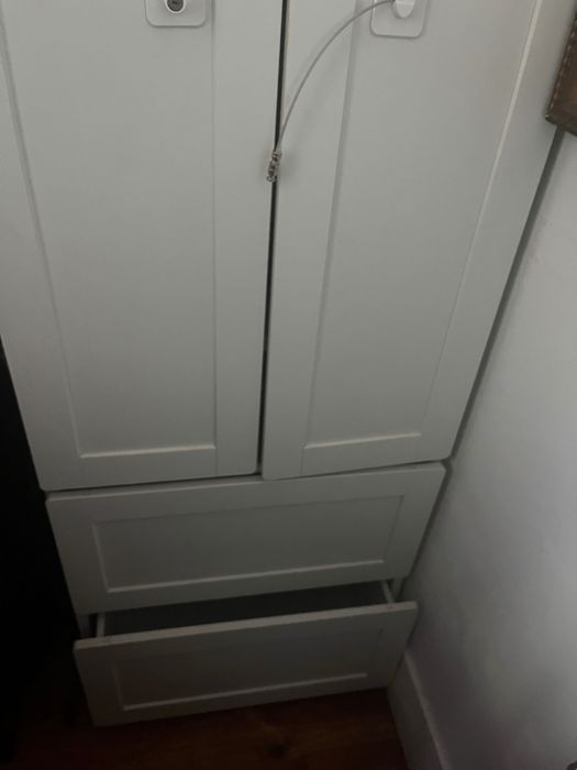 Armário pequeno por crianças em branco de IKEA