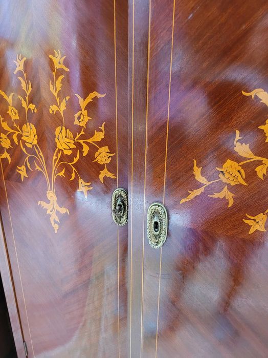 Roupeiro antigo de três portas estilo D. Maria - Bom