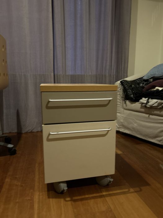 Conjunto de secretária com cadeira, móvel e candeeiro