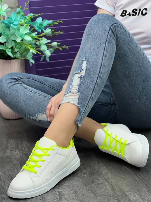 Женские кроссовки