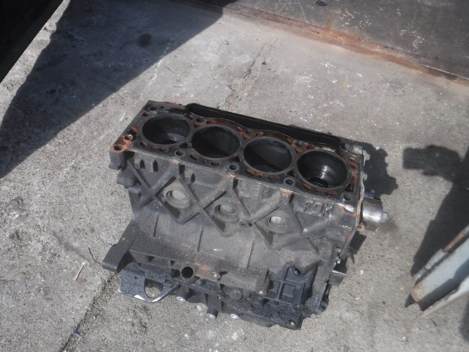 Renault Traffic Opel Vivaro Laguna 1.9 DCI F9K blok wal dol silnika tloki miska