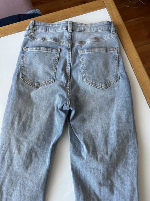 niebieskie jeansy skinny z wysokim stanem