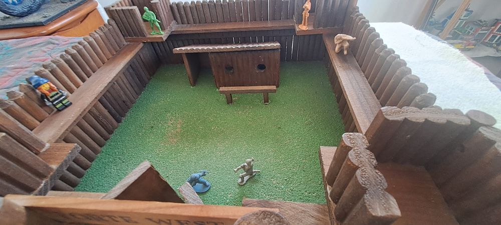 Forte West, em Maeira 47x47x14 cm ( Soldadinhos e mini figure não incl