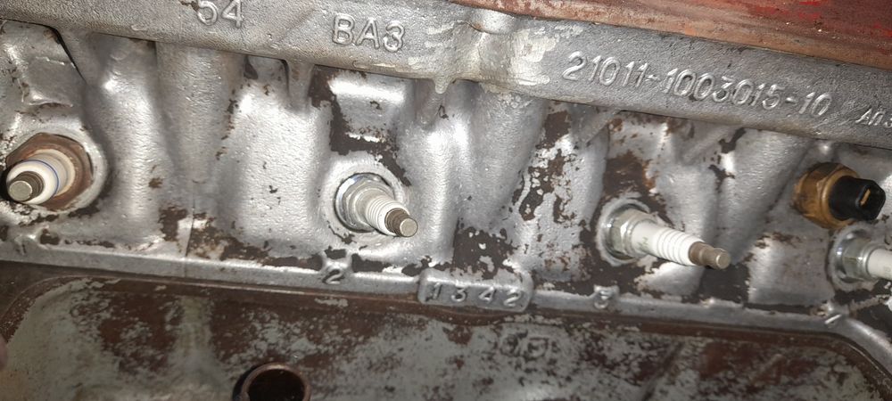 Два двигуни ВАЗ 2101. 2103